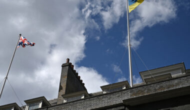 Ukraine-Flagge auf der Downing Street in London
