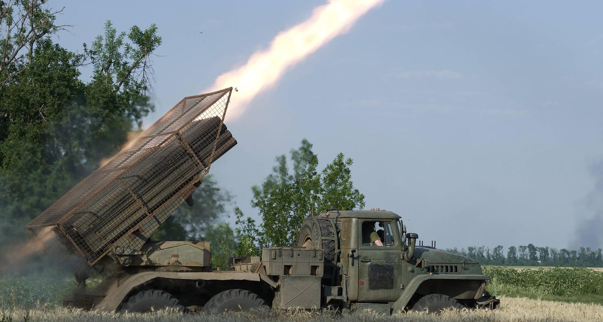 Ein Soldat feuert eine Rakete ab. Die 25. Luftlandebrigade feuert mit einen russischen BM-21 Raketenwerfer in der Nähe von Pokrowsk, Region Donezk, Ukraine.