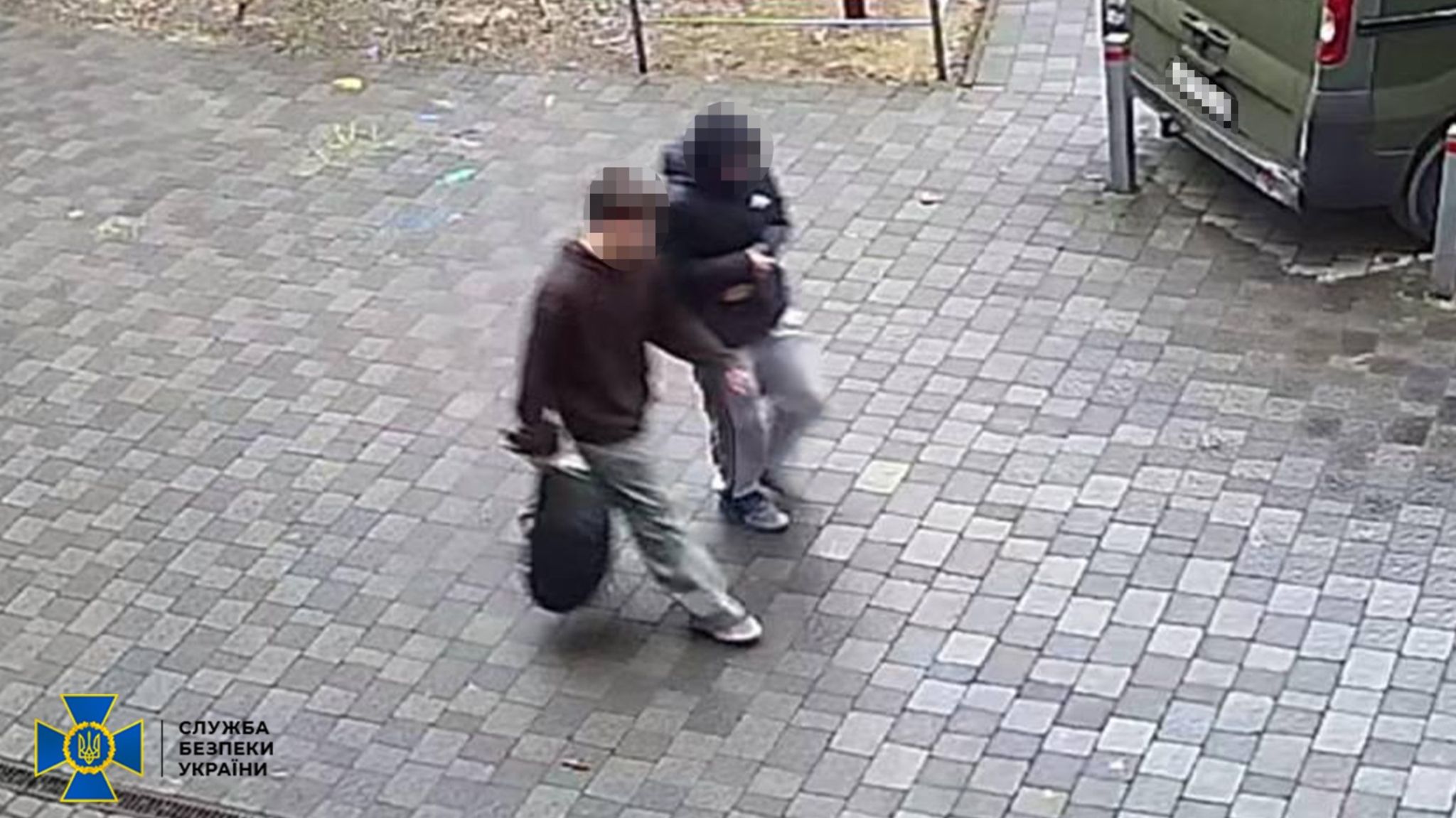 Zwei Jungen in der Ukraine auf einem Überwachungsvideo