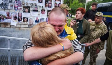 Ein ukrainischer Soldat weint und umarmt seine Mutter. Dahinter weitere Personen.