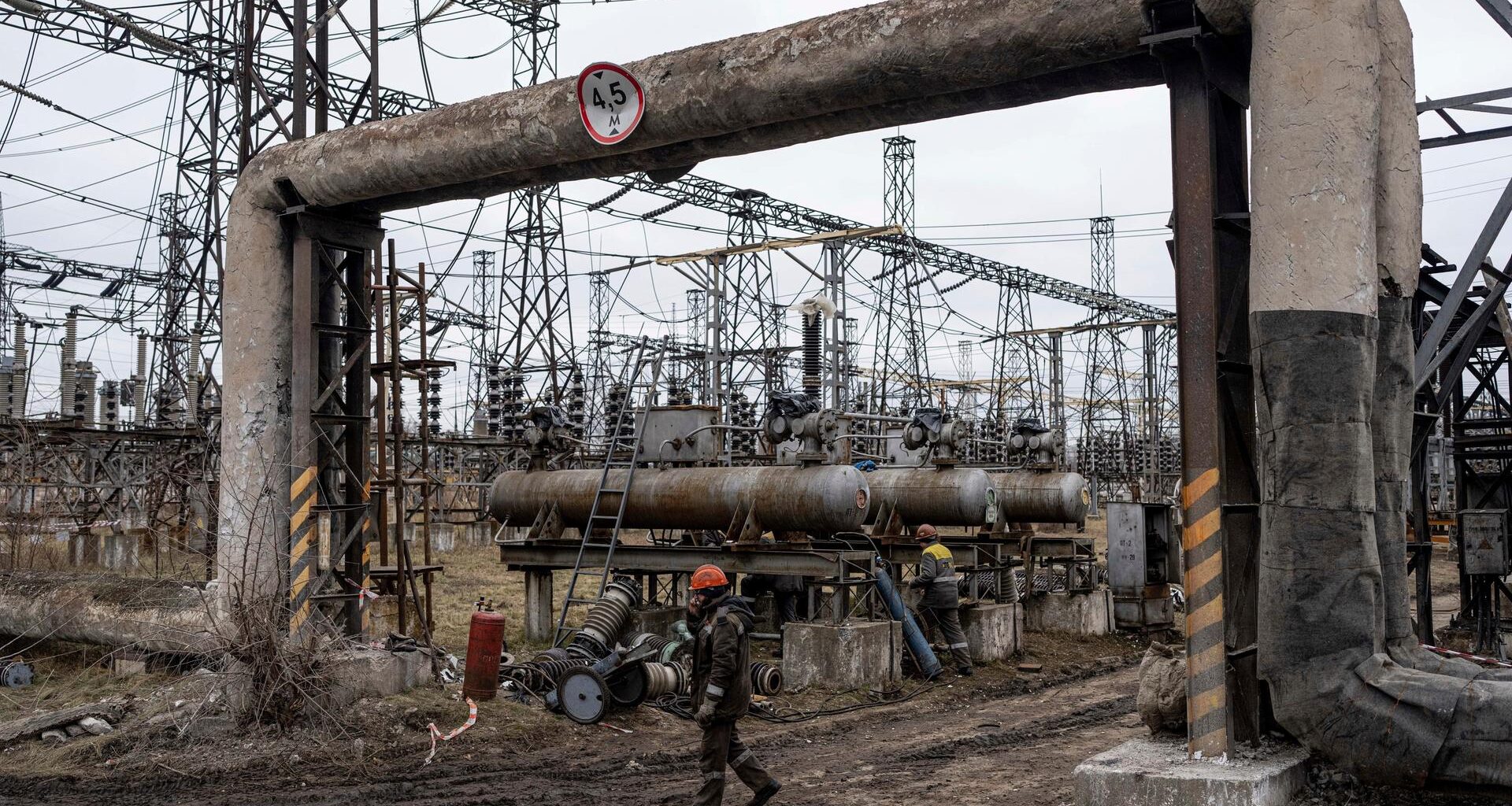 Arbeiter in einem Kraftwerk versuchen, Schäden zu reparieren, die nach ukrainischen Angaben nach einem russischen Angriff entstanden sind.