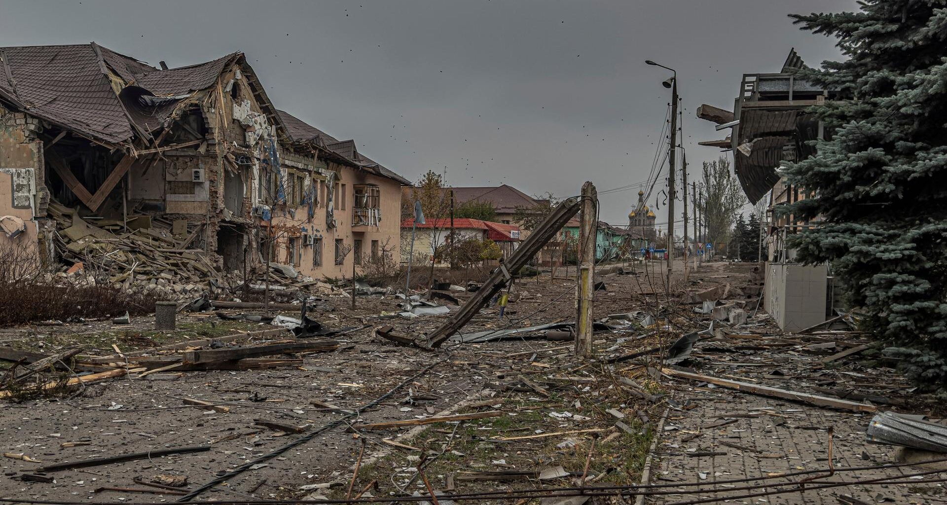 Kurachowe: Eine zentrale Straße ist nach einem russischen Bombardement bedeckt mit Trümmern von zerstörten Wohngebäuden.