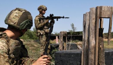 Ukrainische Soldaten trainieren nahe der Frontlinie bei Saporischschja