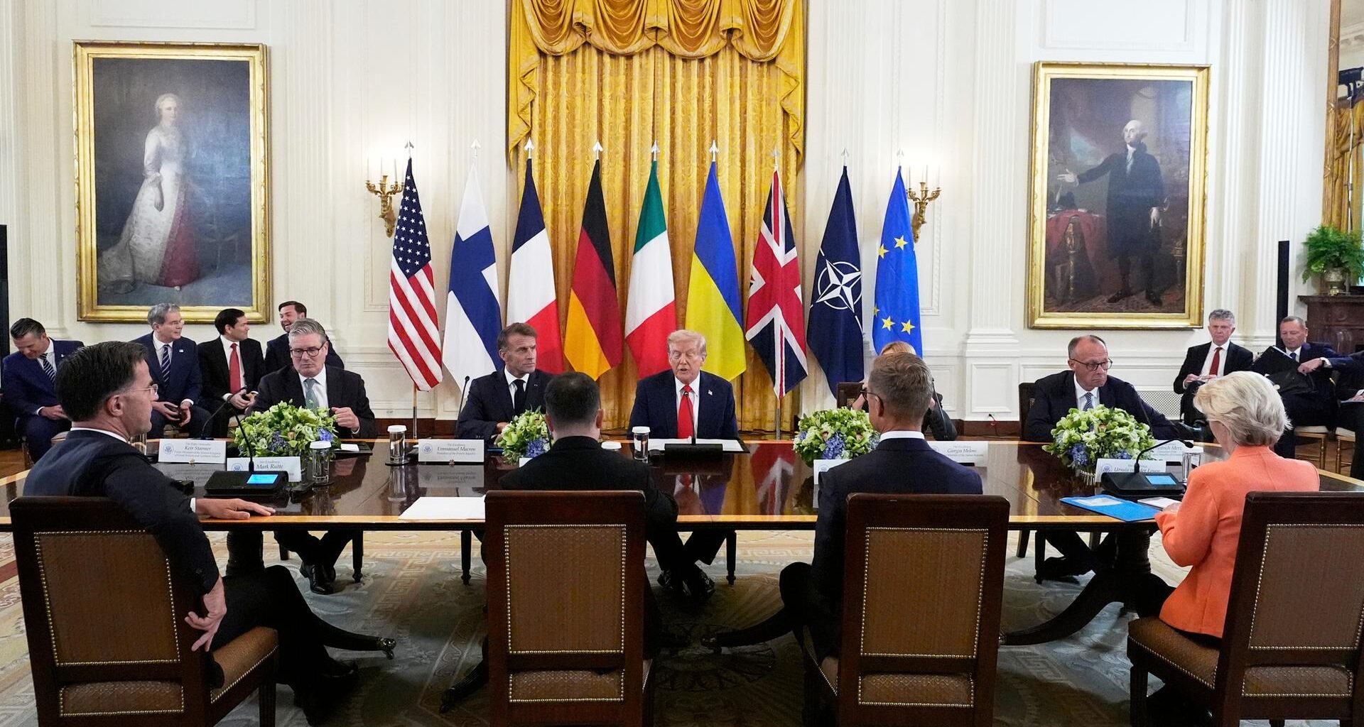 Donald Trump sitzt an einem Tisch mit dem britischen Premier Keir Starmer, Frankreichs Präsident Emmanuel Macron, Bundeskanzler Friedrich Merz, Ukraines Präsident Wolodymyr Selenskyj und EU-Kommissionspräsidentin Ursula von der Leyen