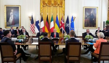 Donald Trump sitzt an einem Tisch mit dem britischen Premier Keir Starmer, Frankreichs Präsident Emmanuel Macron, Bundeskanzler Friedrich Merz, Ukraines Präsident Wolodymyr Selenskyj und EU-Kommissionspräsidentin Ursula von der Leyen