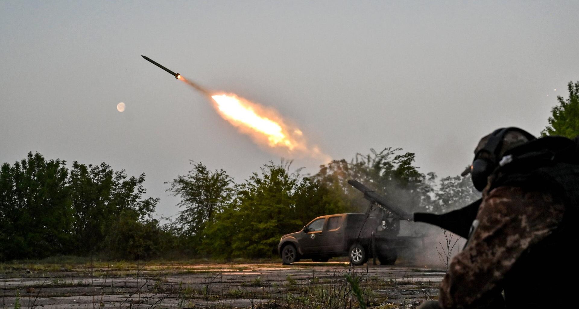 Ukrainische Soldaten feuern eine Rakete ab.
