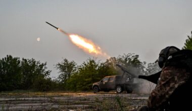 Ukrainische Soldaten feuern eine Rakete ab.