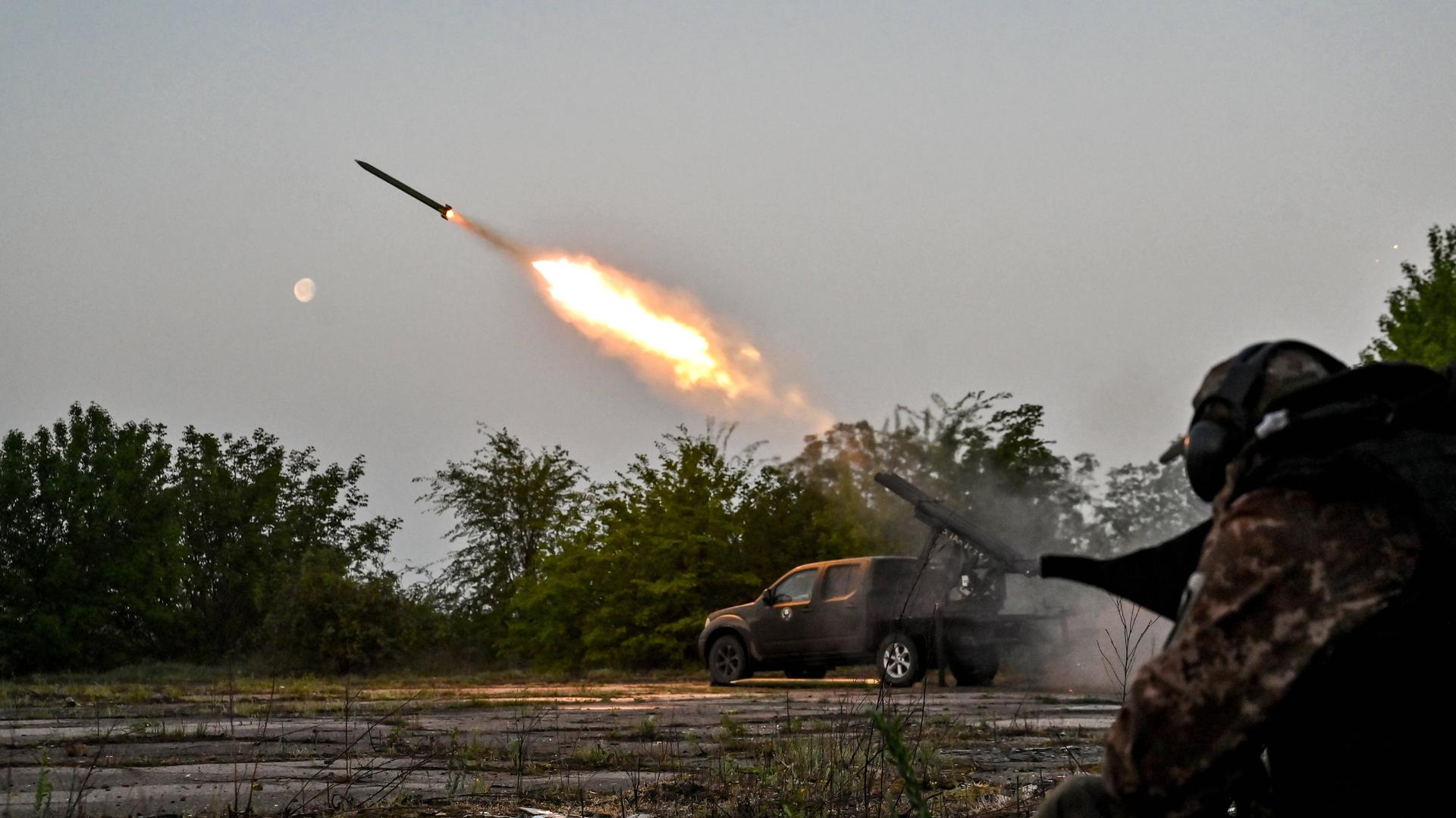Ukrainische Soldaten feuern eine Rakete ab.