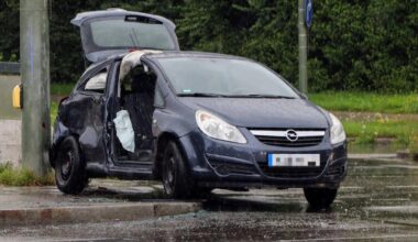 Bus rammt Auto, Fahrer eingeklemmt
