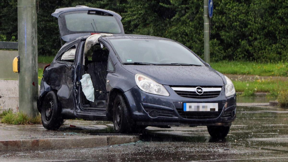 Bus rammt Auto, Fahrer eingeklemmt