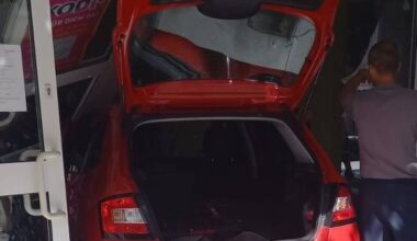 Auto in Essen kracht in Schaufensterscheibe - Straßenbahn-Verkehr betroffen
