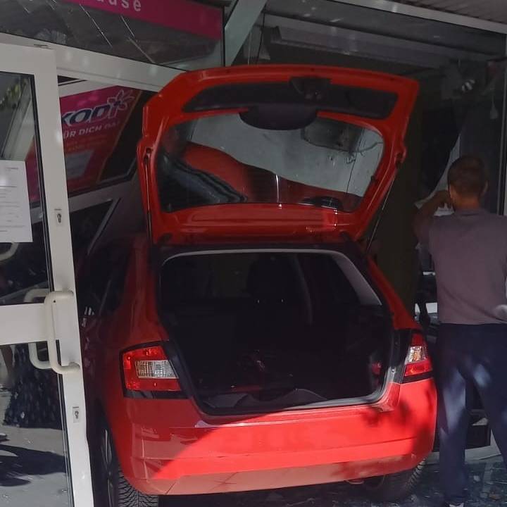 Auto in Essen kracht in Schaufensterscheibe - Straßenbahn-Verkehr betroffen