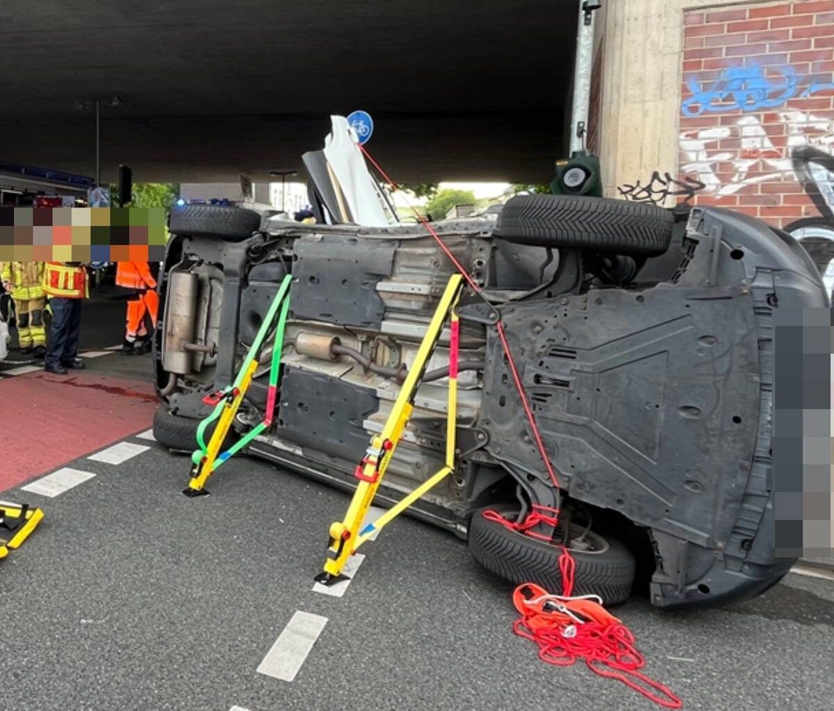 Verkehrsunfall in Duisburg: Auto kippt auf die Seite
