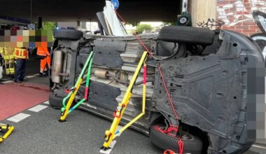 Verkehrsunfall in Duisburg: Auto kippt auf die Seite