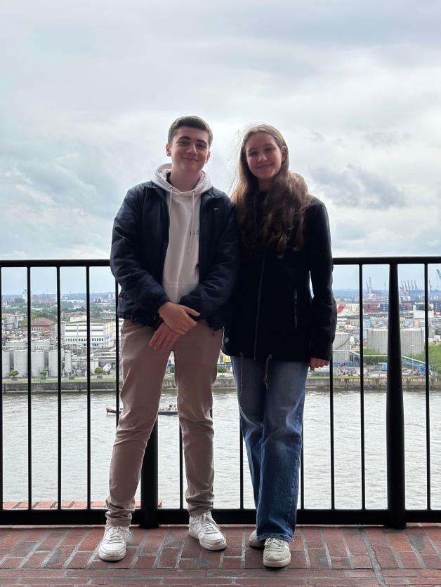 Hugo Rivet mit seiner Austauschpartnerin Lina-Fae Harms auf der Plaza der Elbphilharmonie bei einem Besuch in Hamburg. 