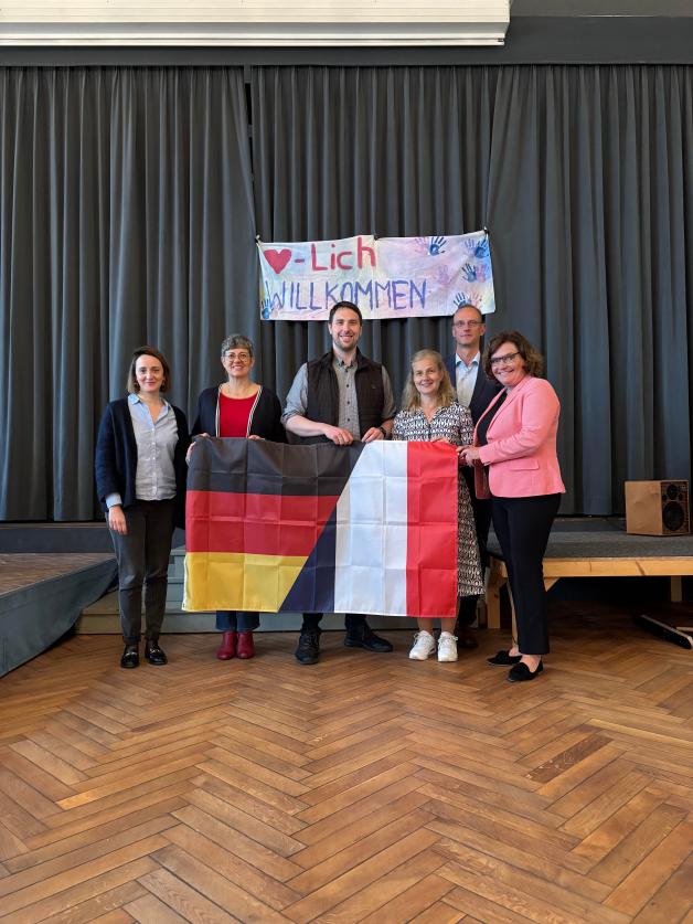 Die leitenden Lehrkräfte (v.l.) Marielle Bonzom, Nathalie Guillemenot, Sebastian Henning, Sandra Kostriza sowie Schulleiter Gerhard Thomas und Bürgermeisterin Janet Sönnichsen