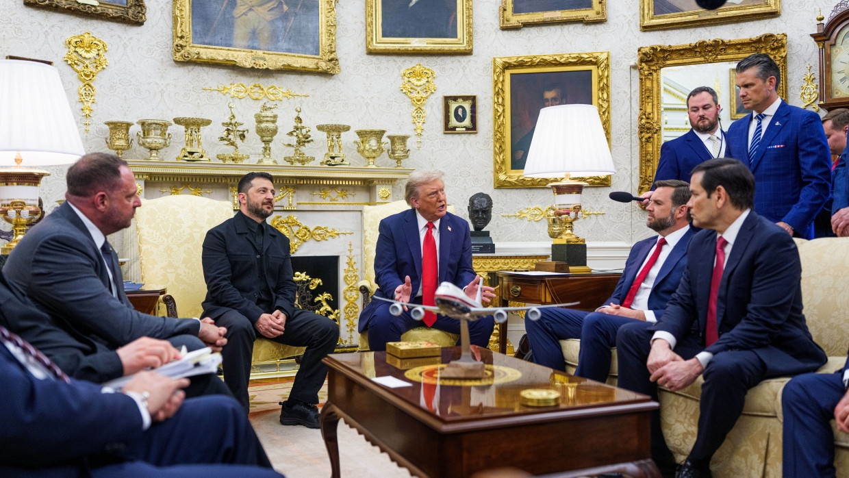 US-Präsident Donald Trump (R) trifft den ukrainischen Präsidenten Wolodymyr Selenskyj im Oval Office des Weißen Hauses in Washington, DC, USA, am Montag.