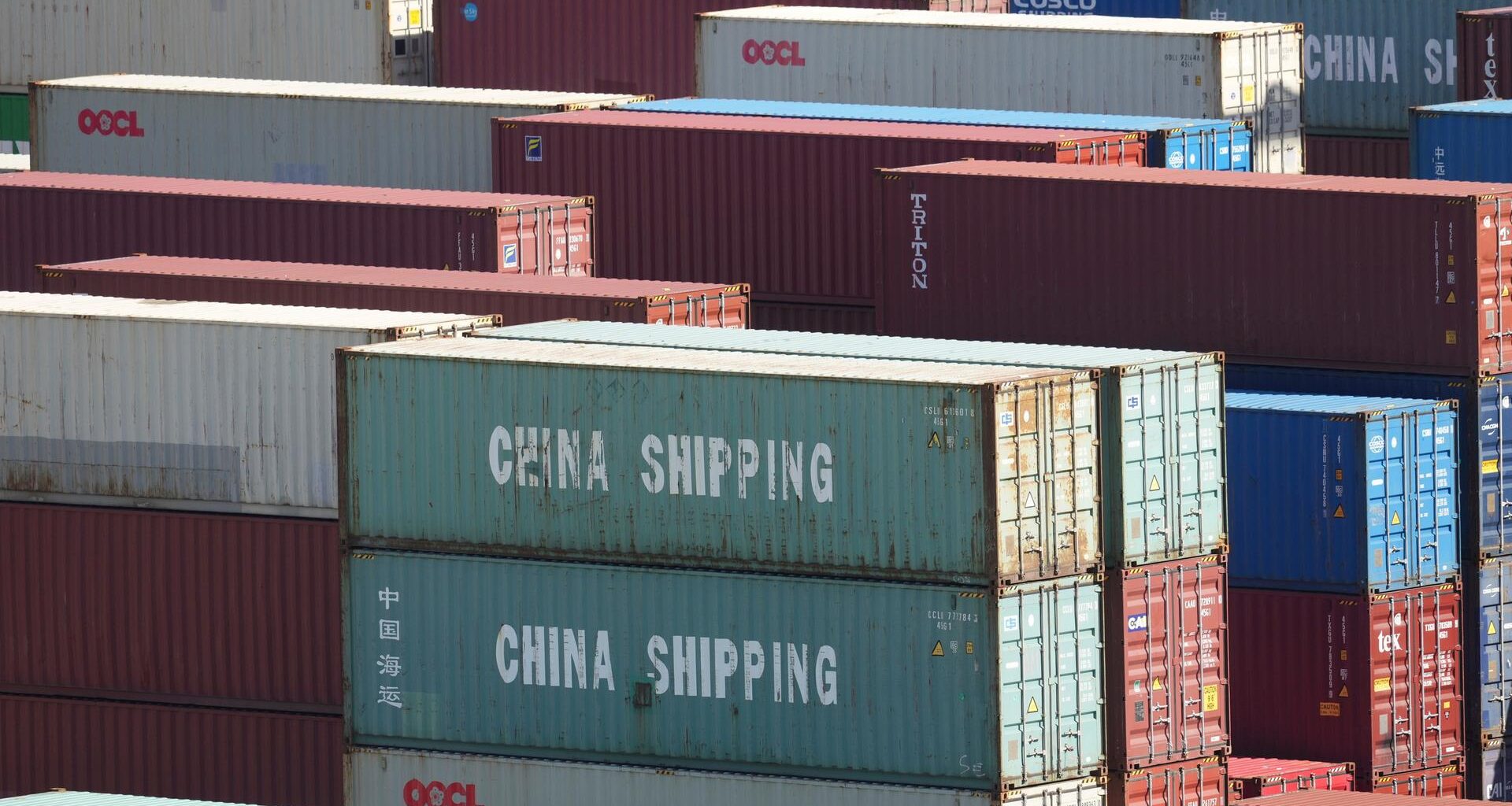 Container von China Shipping stapeln sich im Long Beach Container Terminal.