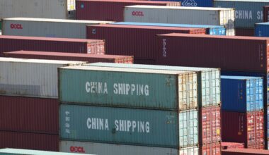 Container von China Shipping stapeln sich im Long Beach Container Terminal.