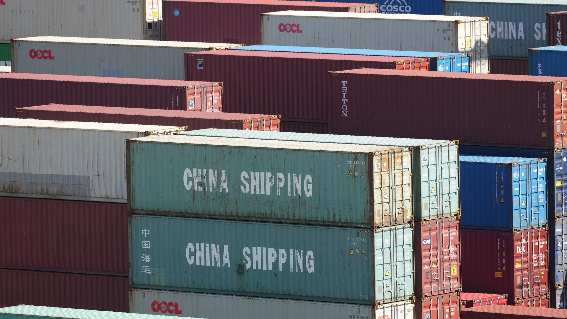 Container von China Shipping stapeln sich im Long Beach Container Terminal. 