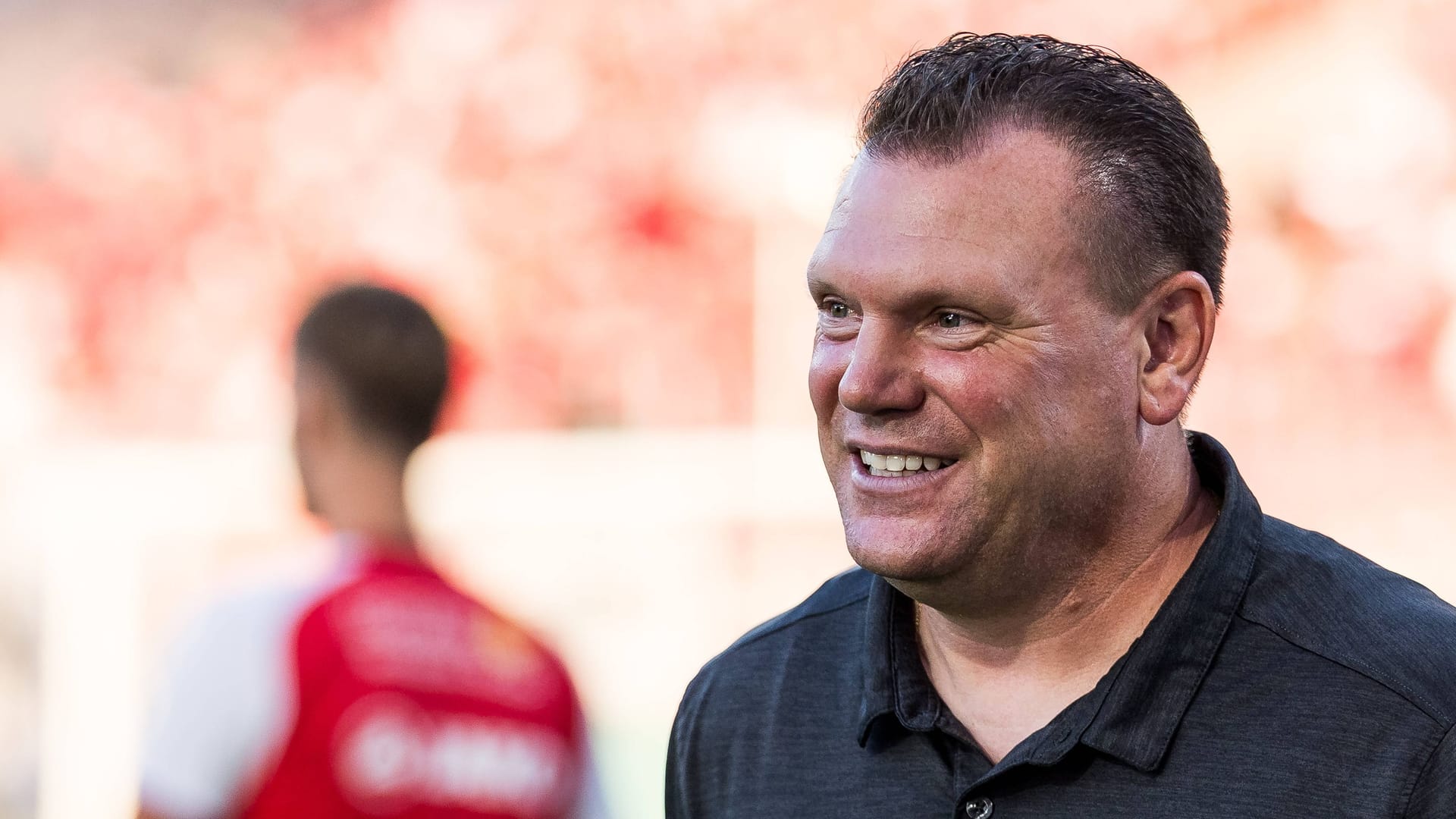 Uwe Koschinat beim RWE-Spiel gegen Dortmund: Er ist auch sonst vor Heimspielen mit Laufschuhen unterwegs.