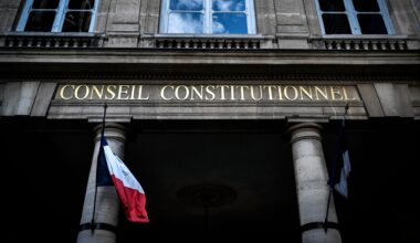Das Bild zeigt den Eingang des Verfassungsrats in der französischen Hauptstadt Paris.