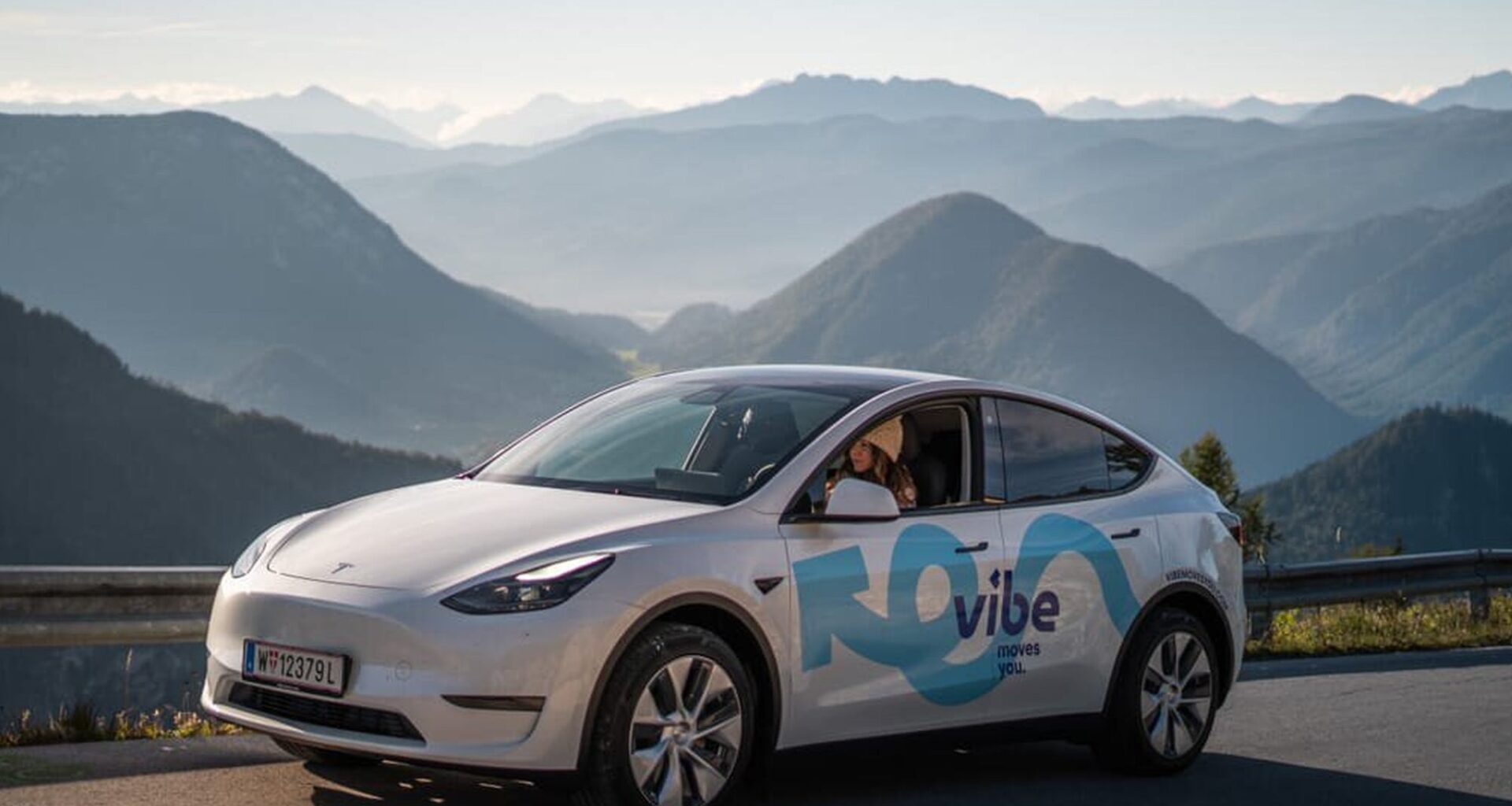 Tesla Model Y von Vibe in den Alpen.