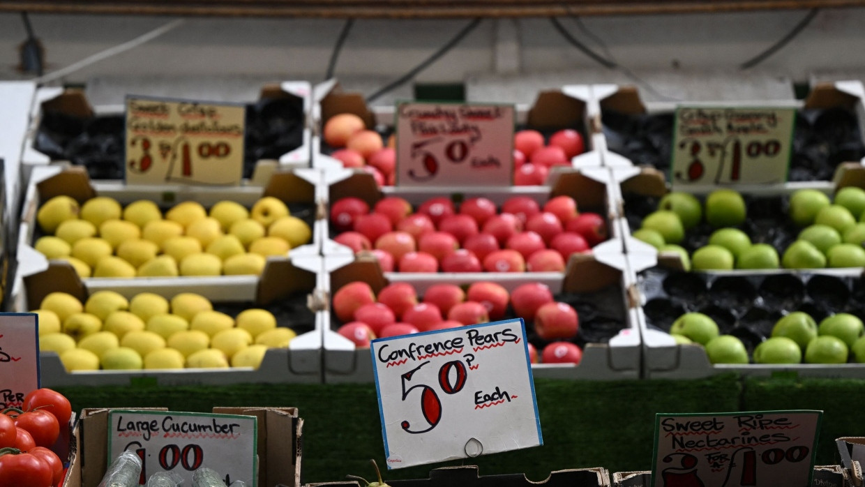 Viele Verbraucher müssen mehr rechnen, wenn die Preise stärker steigen - Obst und Gemüse auf einem Marktstand in London