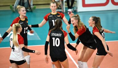 Deutschlands Spielerinnen jubeln nach einem Punktgewinn beim Volleyball-Länderspiel gegen die Schweiz am 06.08.2025 in Wiesbaden.