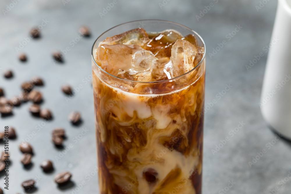  So sieht er aus, ein Homemade Cold Brew Iced Coffee with Oatmilk. Auf Deutsch ein hausgemachter, kalt gebrühter Eiskaffee mit Hafermilch. 