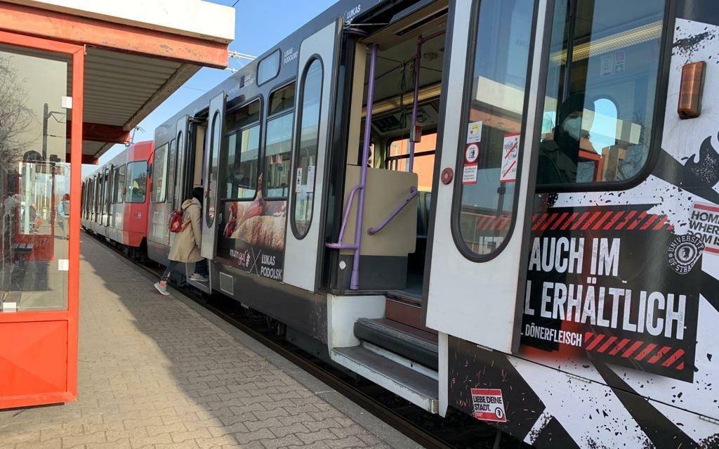  So könnte die Stadtbahnlinie 17 bei Niederkassel aussehen.  