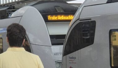 Zug wünscht Fahrgästen im Juli Frohe Weihnachten