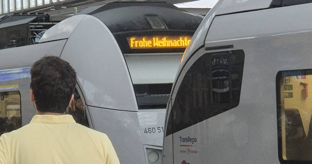 Zug wünscht Fahrgästen im Juli Frohe Weihnachten