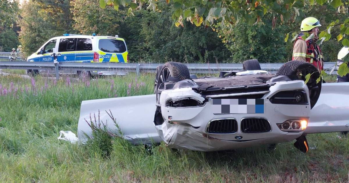 B56: Auto überschlägt sich - Polizei sucht mit Heli nach Fahrer