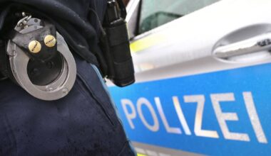 Mann mit Auto und Messer verletzt