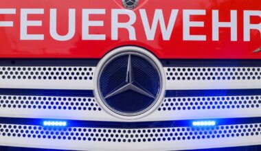 Bus prallt mit Auto zusammen