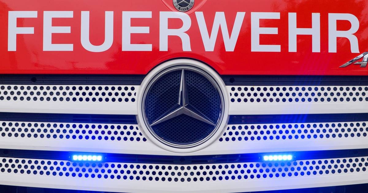 Bus prallt mit Auto zusammen