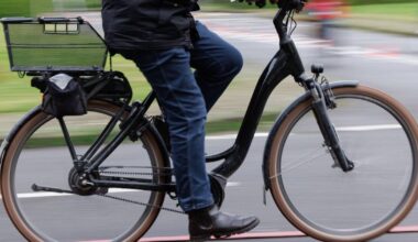 Bonn: Radfahrer fährt gegen geparktes Auto