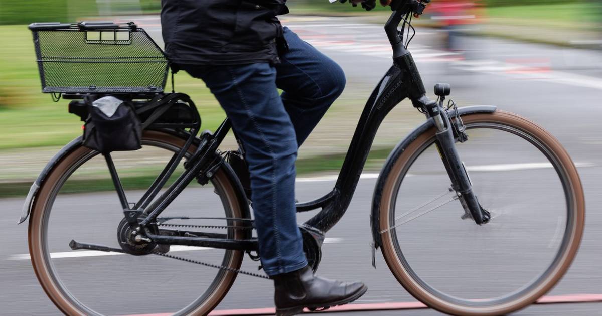 Bonn: Radfahrer fährt gegen geparktes Auto