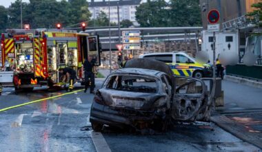 Geparktes Auto steht in Wuppertal in Flammen