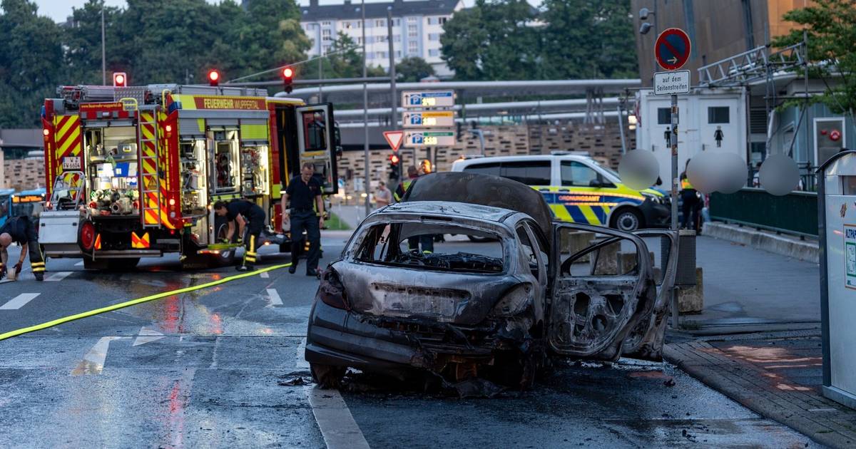 Geparktes Auto steht in Wuppertal in Flammen