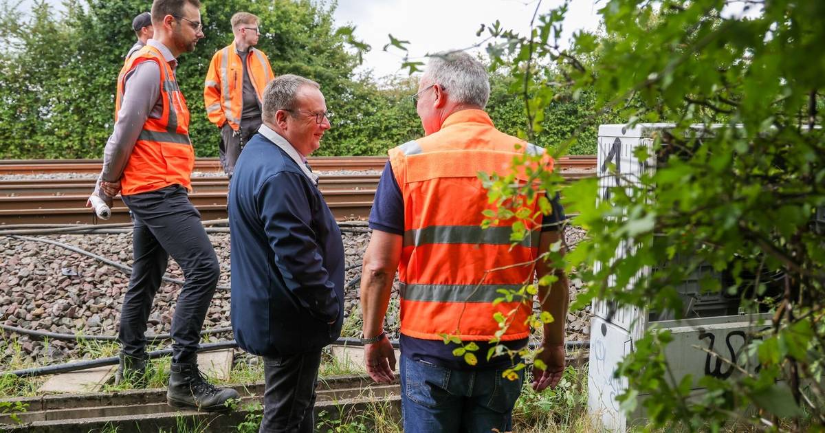 Reul vermutet Linksextremisten hinter Anschlag