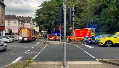 Pkw kommt von Uellendahler Straße ab und fährt gegen Baum