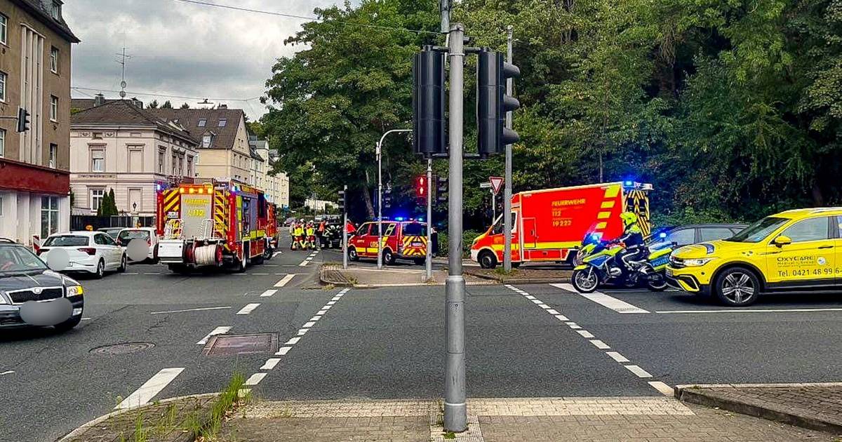 Pkw kommt von Uellendahler Straße ab und fährt gegen Baum