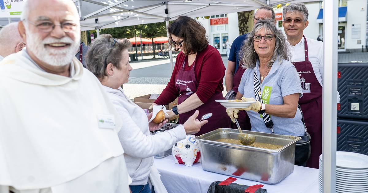 Auf dem Burgplatz – Arme und Reiche essen gemeinsam