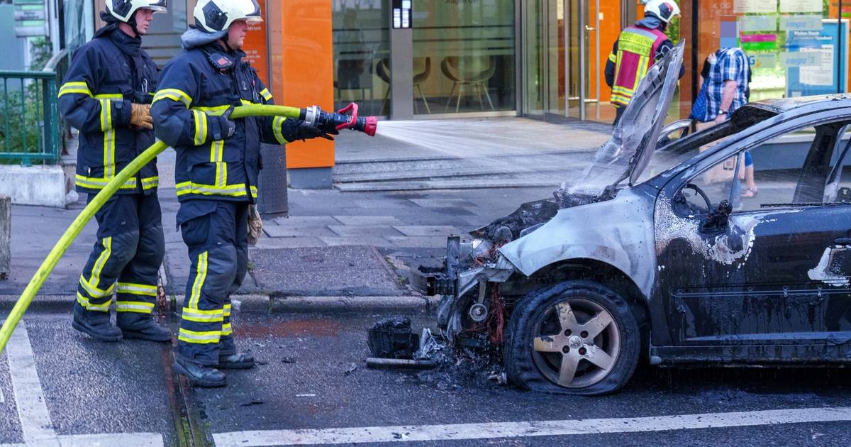 Wagen geht in Wuppertal in Flammen auf