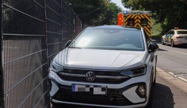 Mit Auto in Wuppertal-Heckinghausen gegen Zaun