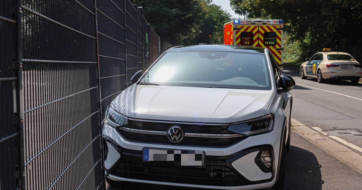 Mit Auto in Wuppertal-Heckinghausen gegen Zaun
