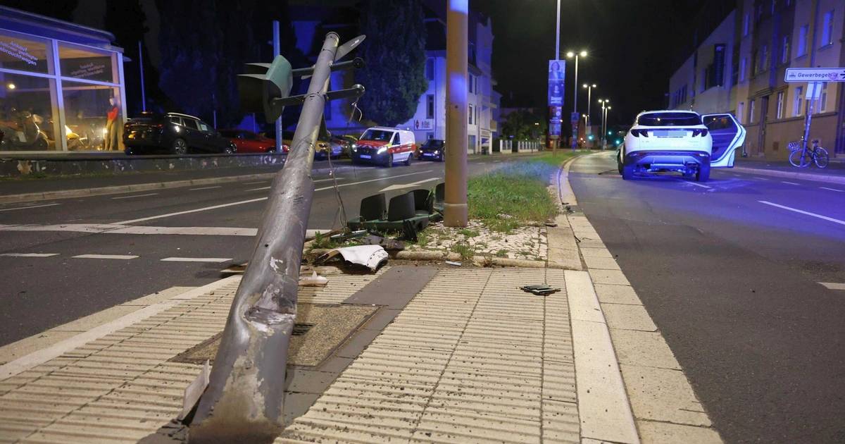 Ampelanlage auf Endenicher Straße nach Unfall beschädigt