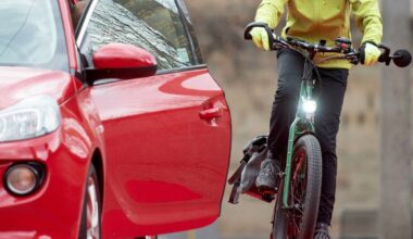 Radfahrerin schwer verletzt, weil Autotür plötzlich aufging